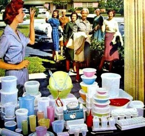 Tupperware partira jön a társaság - 1950